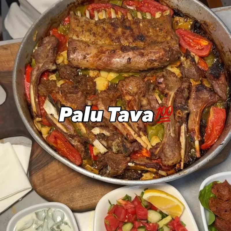 Palu tava — kuzu pirzola ve kaburgayla, közlenmiş biber ve domates arasında