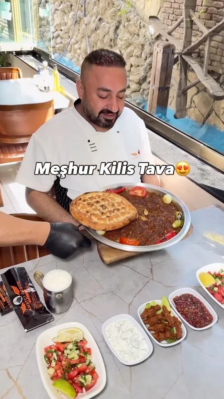 Ustanın elinde meşhur Kilis tava tepsisi