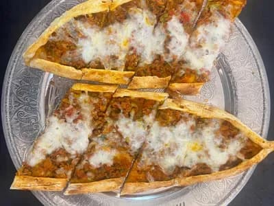 Kaşarlı Kıymalı Pide — Tavacı Özgür menüsünden