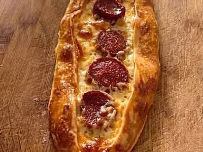 Kaşarlı & Sucuklu Pide — Tavacı Özgür menüsünden