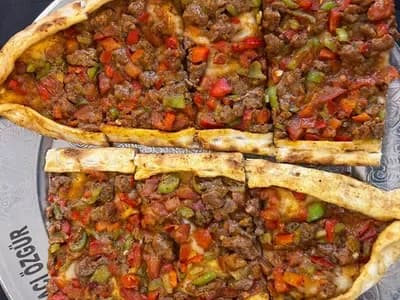 Kuşbaşılı Pide — Tavacı Özgür menüsünden